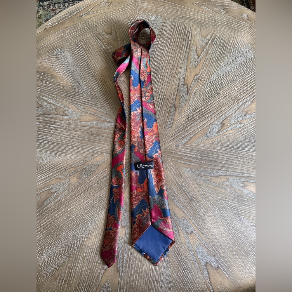 š¼ 3/$15 & BUNDLE DEAL!
J Romano Paisley Silk Tie in Burgundy and Navy - Picture 2 of 2